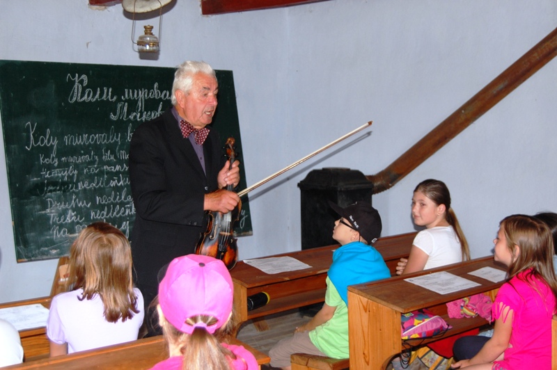 Učiteľ M. Bieloruský pri výuke